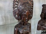une vitrine en verre contenant un buste de femme et un buste d'homme