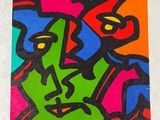 un tableau représentant un homme au visage coloré sur fond blanc