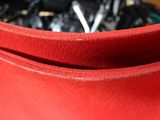 un gros plan sur un sac rouge contenant un trousseau de clés