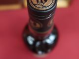 une bouteille d'alcool posée sur une table rouge