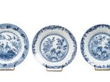 trois assiettes bleues et blanches ornées de motifs floraux
