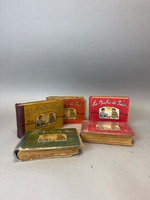 plusieurs livres sont empilés sur une table