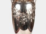 un vase en argent posé sur une table