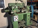 une machine posée sur une palette dans un entrepôt