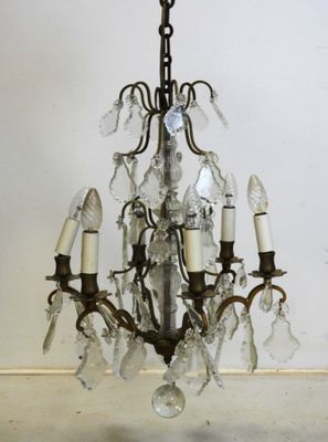 une image d'un lustre suspendu au plafond d'une pièce