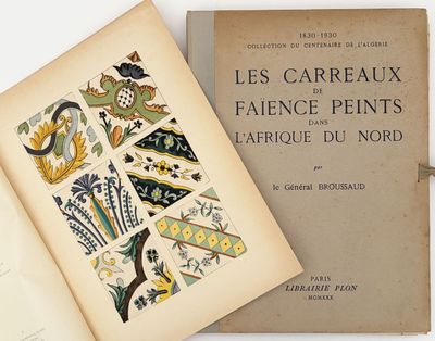 un livre ouvert sur lequel figurent l'image d'un oiseau et un motif floral