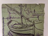 un dessin représentant un bateau sur l'eau, avec un homme à l'arrière-plan