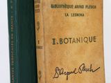 deux livres posés l'un à côté de l'autre sur une table