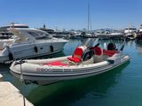 des bateaux amarrés dans un port de plaisance, avec un bateau à moteur à l'eau
