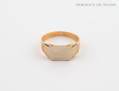 gros plan d'une bague en or sur une surface blanche
