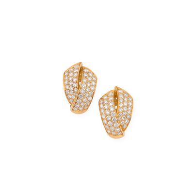 une paire de boucles d'oreilles en or et diamants