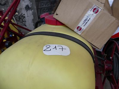 une moto jaune avec un coffre à l'arrière