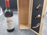 une bouteille de vin à côté d'un tire-bouchon et d'une bouteille de vin