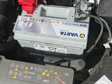 une batterie de voiture dans le compartiment moteur d'une voiture