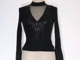 une photo d'un mannequin vêtu d'un pull noir