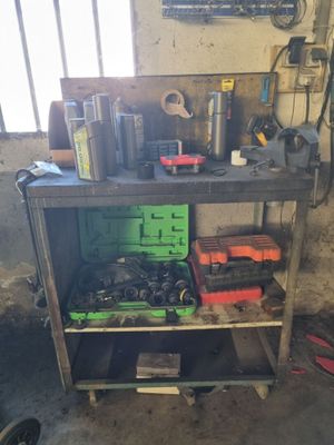 un établi avec des outils dans un garage