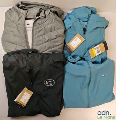 trois paires de vestes et de pantalons posées sur une table