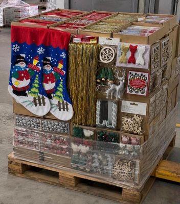une palette sur laquelle sont empilées des décorations de Noël