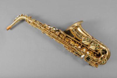 an image of a saxophone that is sitting on a table