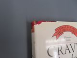 un livre posé sur une table