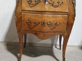 une commode en bois avec un plateau en marbre
