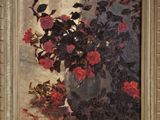 tableau représentant des fleurs dans un vase posé sur une table, avec un mur en arrière-plan