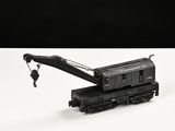 une grue miniature posée sur le toit d'un train