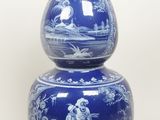 un vase bleu sur lequel est représenté un homme et une femme
