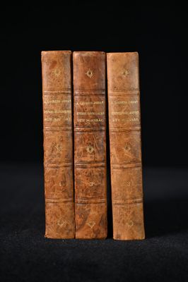 un ensemble de trois livres anciens sur fond noir