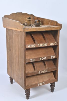 un petit meuble en bois surmonté d'un tiroir
