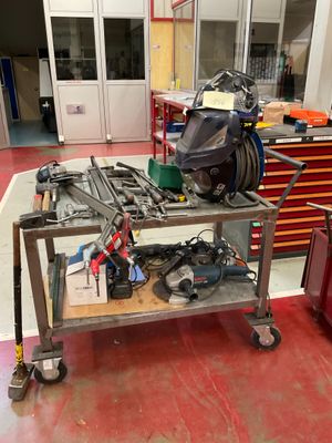 une photo d'un établi avec des outils dessus