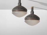 deux luminaires suspendus au plafond d'une pièce