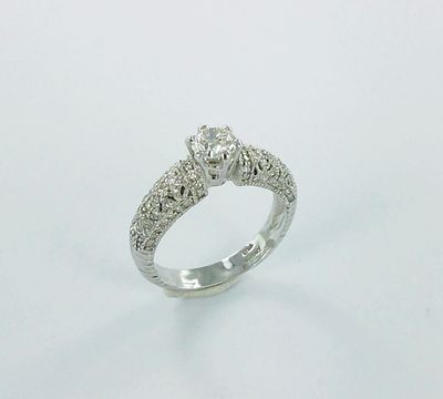une photo d'une bague en diamant sur fond blanc