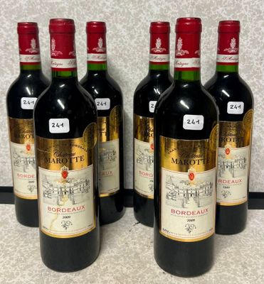 six bouteilles de vin sont alignées sur un comptoir
