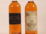 deux bouteilles de vin posées l'une à côté de l'autre sur une surface blanche