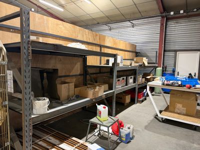 une pièce avec beaucoup d'étagères et de boîtes