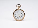 une montre de poche ancienne avec des chiffres romains sur le cadran
