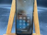 un support en bois pour téléphone sur lequel est posé un téléphone
