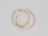 une paire de boucles d'oreilles en or sur fond blanc