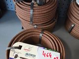 Plusieurs types de tuyaux sont exposés dans un magasin