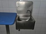 un lavabo et une table bleue dans des toilettes publiques