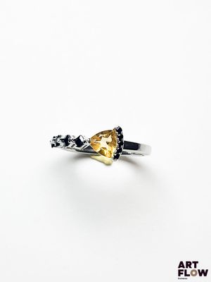 un gros plan d'une bague sertie d'une citrine