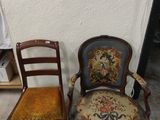 deux chaises et une chaise qui se trouvent dans une pièce
