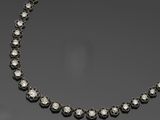 un collier et une paire de boucles d'oreilles en diamants