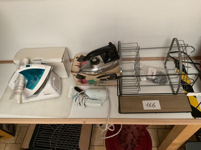 une photo d'un bureau encombré, sur lequel s'entassent de nombreux objets