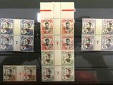 Plusieurs timbres sont exposés dans une vitrine posée sur une table