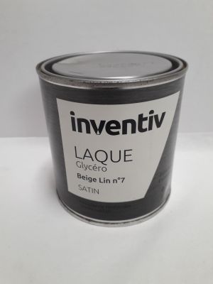 un pot de peinture posé sur une table blanche