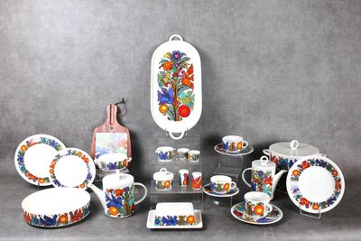 de nombreux types de plats et de tasses sur la table