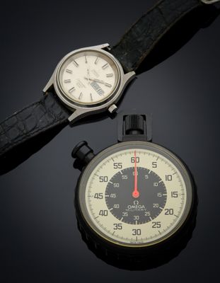 une montre et une montre-bracelet posées l'une à côté de l'autre