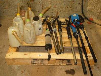 une palette en bois sur laquelle sont posés des outils, dans une pièce